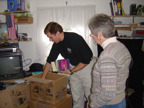How to Declutter Before Moving